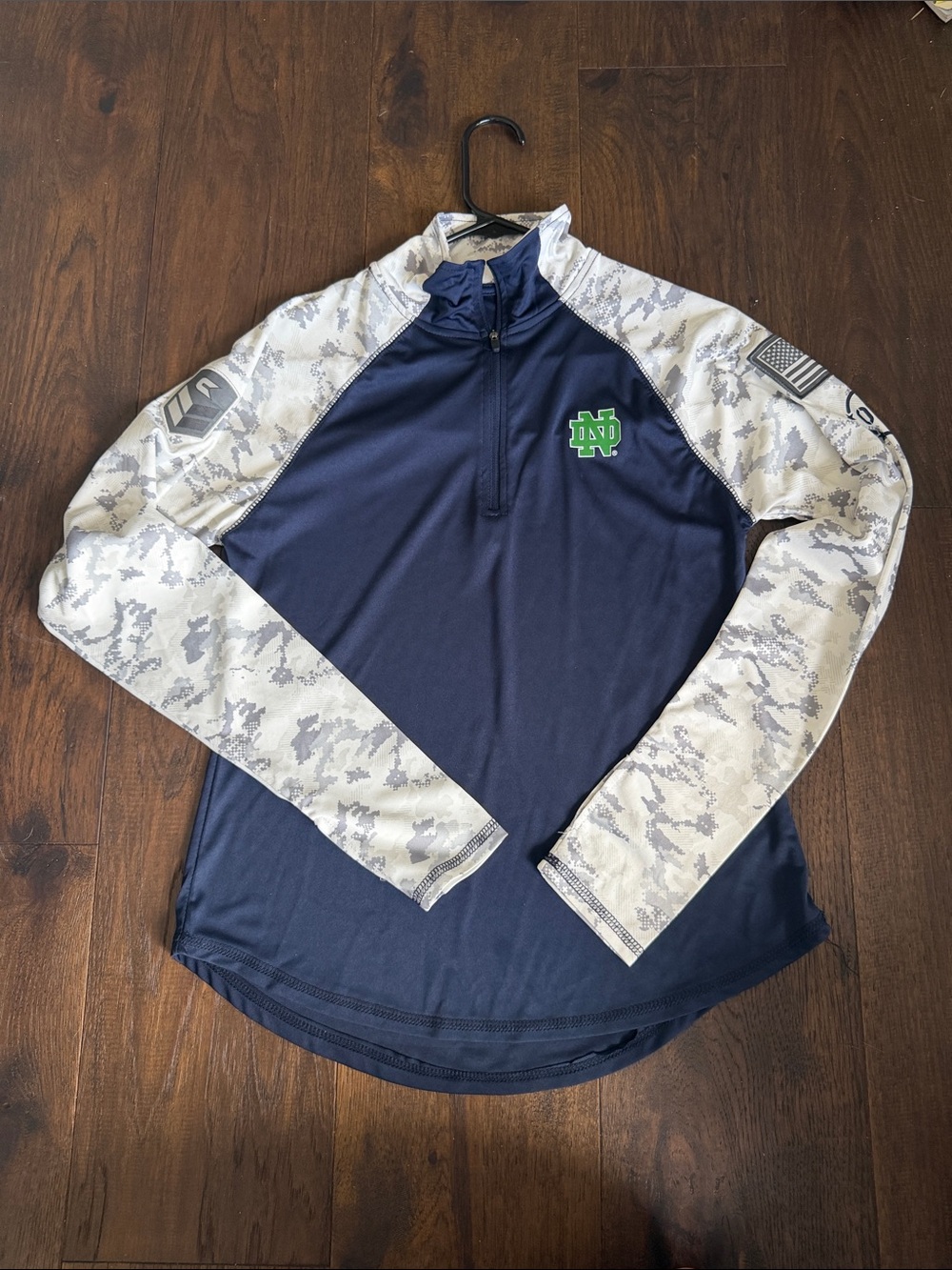 Colosseum Notre Dame Navy V-Neck Pullover with Camo Sleeves - Women M
